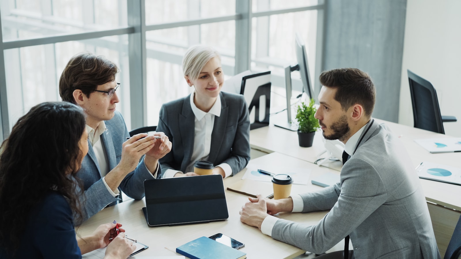 Equipo de trabajo colaborando en una oficina moderna